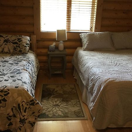 Folding Mountain B & B Форт-Нельсон Екстер'єр фото