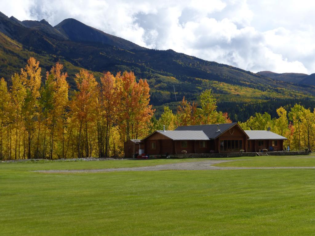 Folding Mountain B & B Форт-Нельсон Екстер'єр фото