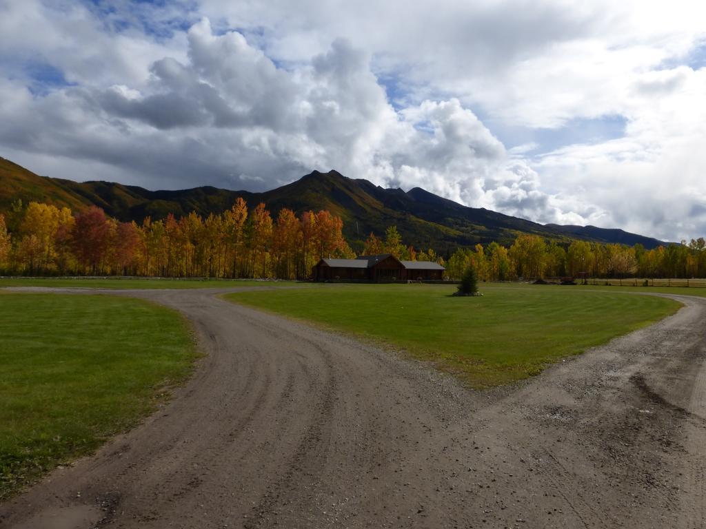 Folding Mountain B & B Форт-Нельсон Екстер'єр фото