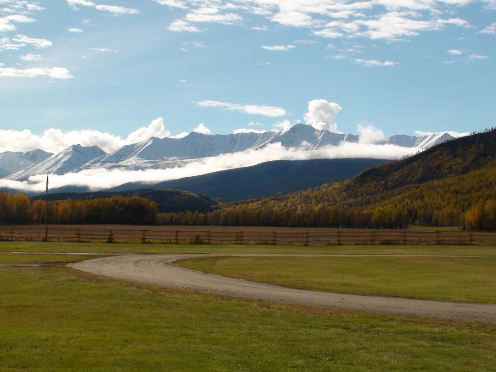 Folding Mountain B & B Форт-Нельсон Екстер'єр фото
