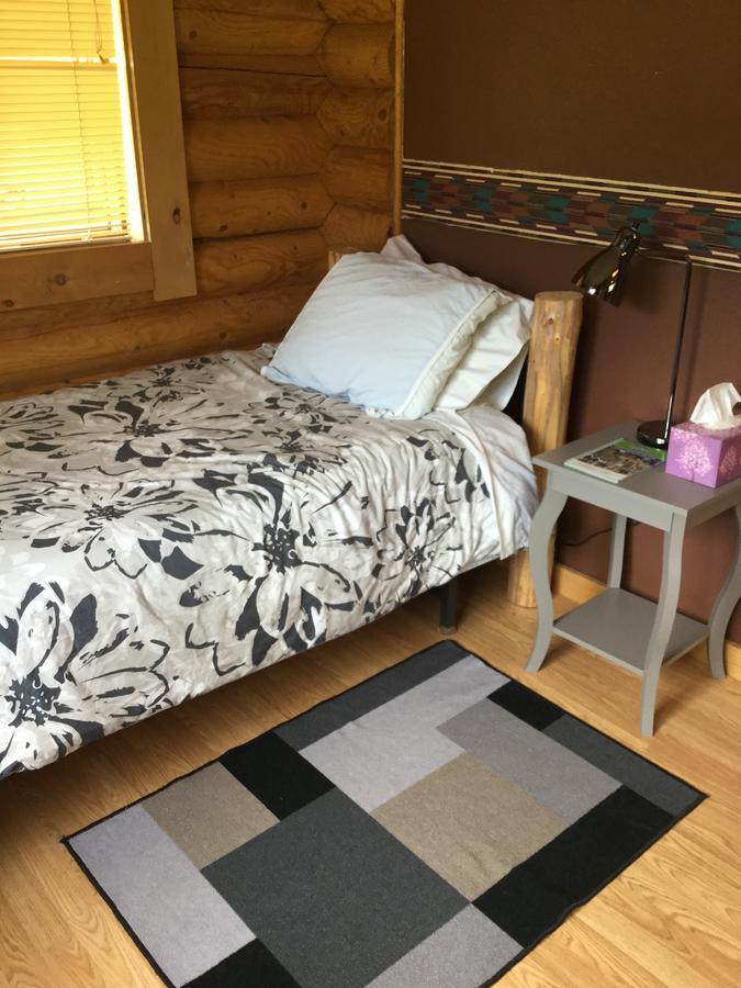 Folding Mountain B & B Форт-Нельсон Екстер'єр фото