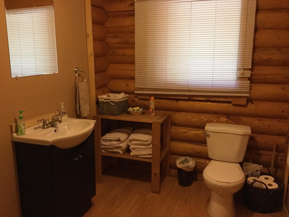 Folding Mountain B & B Форт-Нельсон Екстер'єр фото