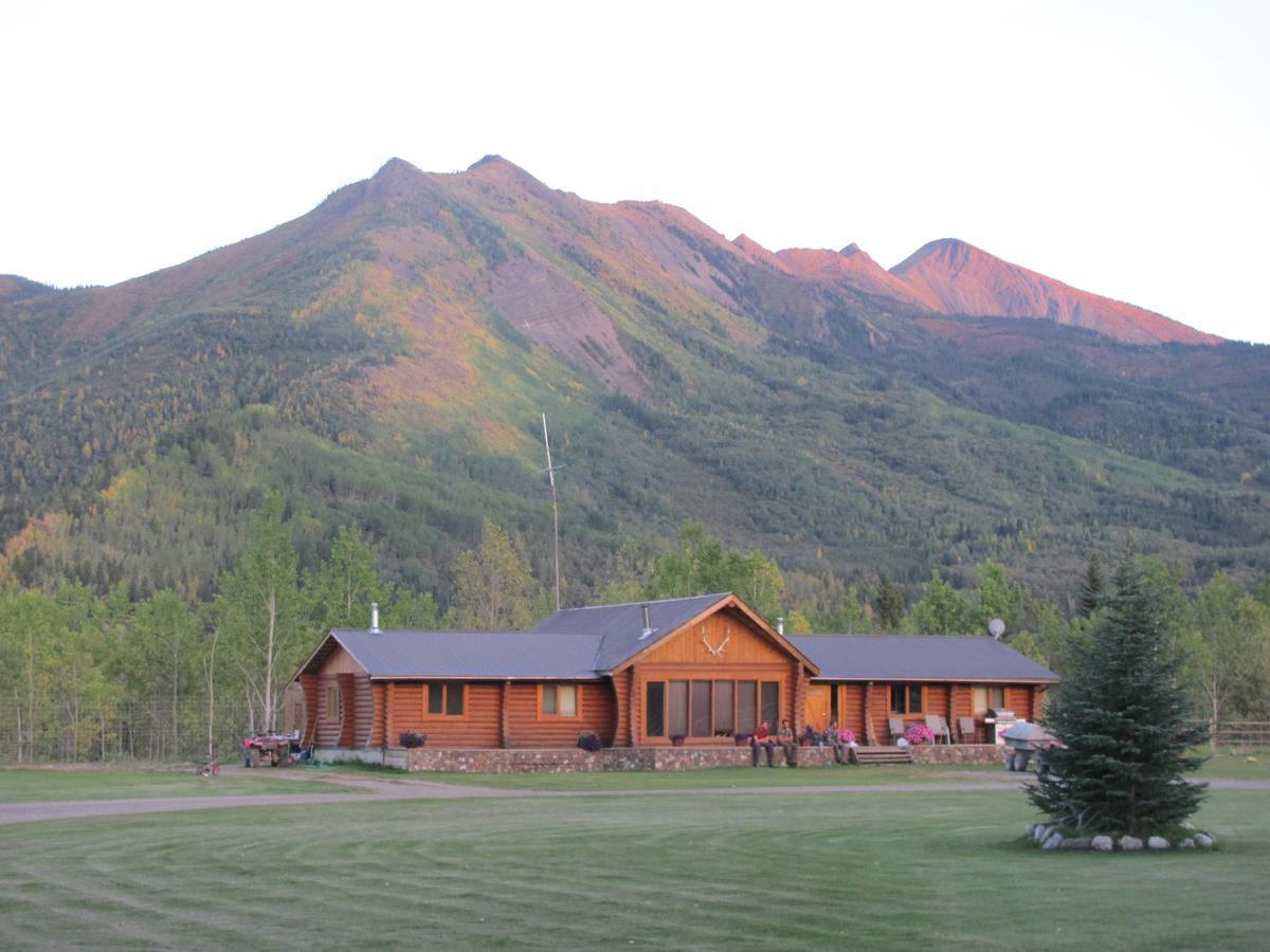 Folding Mountain B & B Форт-Нельсон Екстер'єр фото