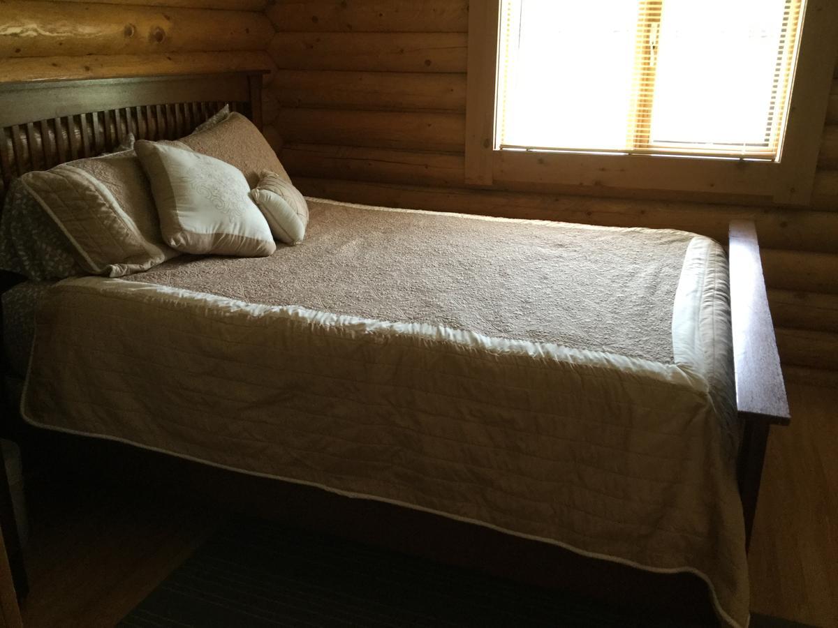 Folding Mountain B & B Форт-Нельсон Екстер'єр фото