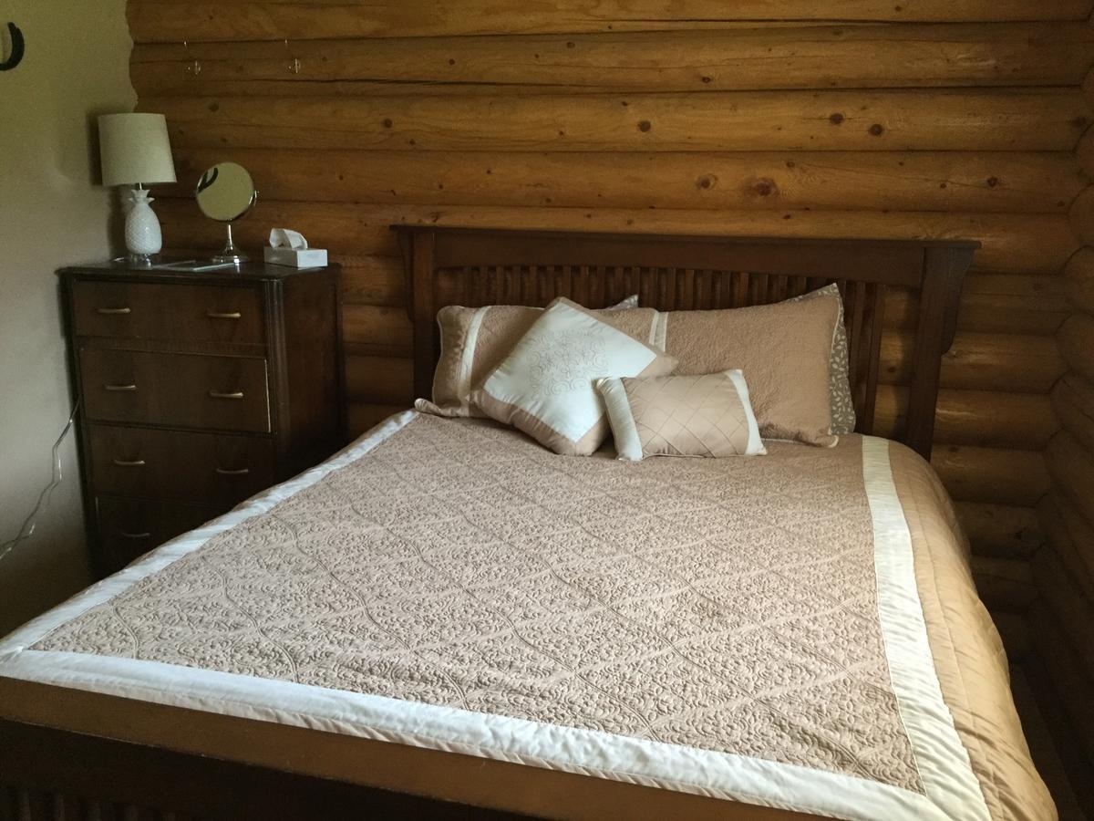 Folding Mountain B & B Форт-Нельсон Екстер'єр фото